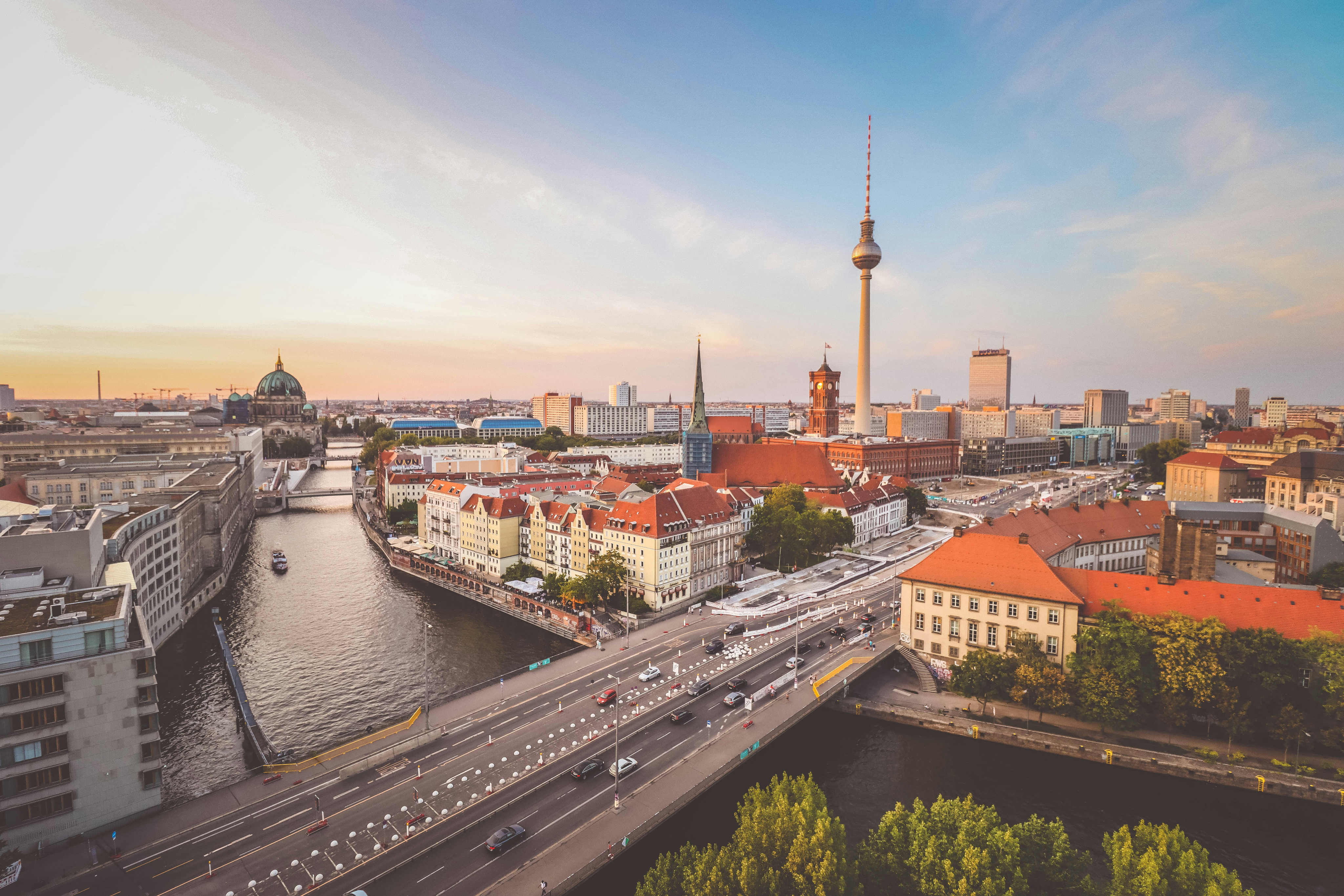Weitwinklige Aufnahme der Skyline Berlins mit Kuppelsaal, Spree und Fernsehturm